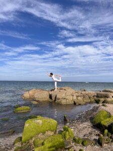 Lire la suite à propos de l’article Cours de Hatha yoga sur l’équilibre, la proprioception et cheminer vers la posture de la demie lune